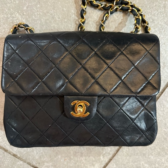 **AUTHENTIC** Chanel vintage classic flap bag in black - Picture 6 of 16